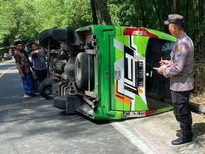 Elf Muat 15 Peziarah Terguling di Trenggalek gegara Rem Blong