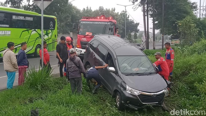 Evakuasi Avanza masuk ke tegalan di Jalan Jogja-Solo, Klaten,  Minggu (23/2/2025) pagi.