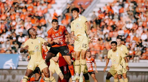 Everton Nascimento berusaha menyundul bola di udara dengan pemain Barito Putera dalam pertemuan pertama di Liga 1 2024/2015, 27 September 2024, di Stadion Kapten I Wayan Dipta.