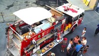 Mobil penjual pizza ini gunakan kendaraan yang tak biasa. Ialah mobil pemadam kebakaran yang tiba-tiba disulap menjadi food truck pizza. Foto: Carbuzz