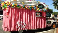 Toko kue di food truck ini terlalu mencolok untuk dibilang sebagai toko kue. Menu cupcake andalannya dibuat bisa berjalan dengan cara dijadikan tema untuk bagian kontainer food trucknya. Foto: Carbuzz