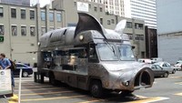 Menyajikan olahan daging babi, food truck ini bentuk mobilnya mirip babi. Berbahan baja, sehingga tampilannya juga mirip mobil perang. Foto: Carbuzz