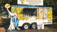 Bernama Bananarchy, food truck ini sajikan makanan manis berbahan pisang. Namun konsepnya seolah sedang mengampanyekan revolusi. Foto: Carbuzz