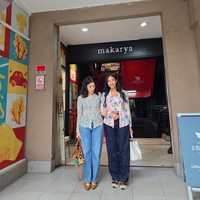 Keduanya lalu membedakan gaya masing-masing lewat pilihan tas berbeda. Dian menenteng tas kulit berwarna coklat yang dihiasi charm berbentuk boneka orang, sementara Happy memilih bucket bag putih. (Foto: Instagram/@therealdisastr)