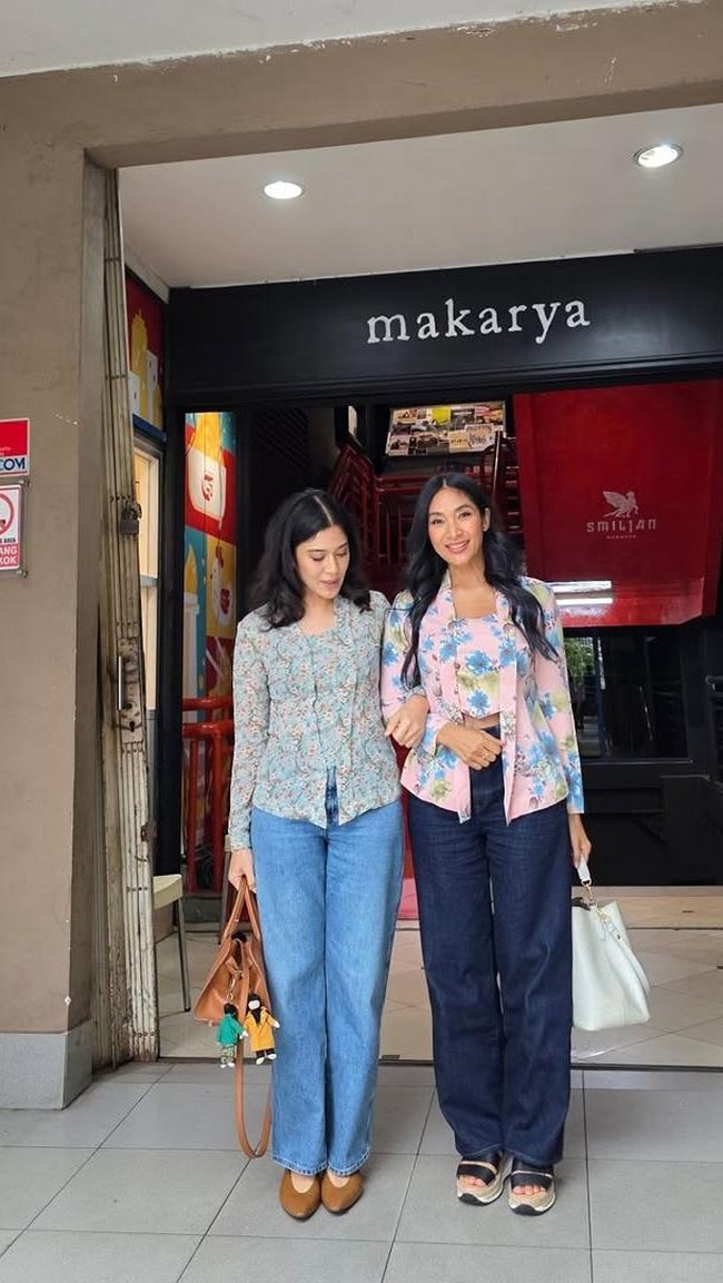 Keduanya lalu membedakan gaya masing-masing lewat pilihan tas berbeda. Dian menenteng tas kulit berwarna coklat yang dihiasi charm berbentuk boneka orang, sementara Happy memilih bucket bag putih. (Foto: Instagram/@therealdisastr)