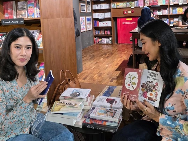 Book store date, tulis Dian sebagai keterangan foto kebersamaan mereka. Keduanya pulang tak dengan tangan kosong karena memborong buku yang cukup banyak. (Foto: Instagram/@therealdisastr)