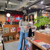 Bawahan pun hampir kembaran. Duo sahabat ini sama-sama memakai jeans berpotongan wide-leg tapi beda warna. (Foto: Instagram/@therealdisastr)