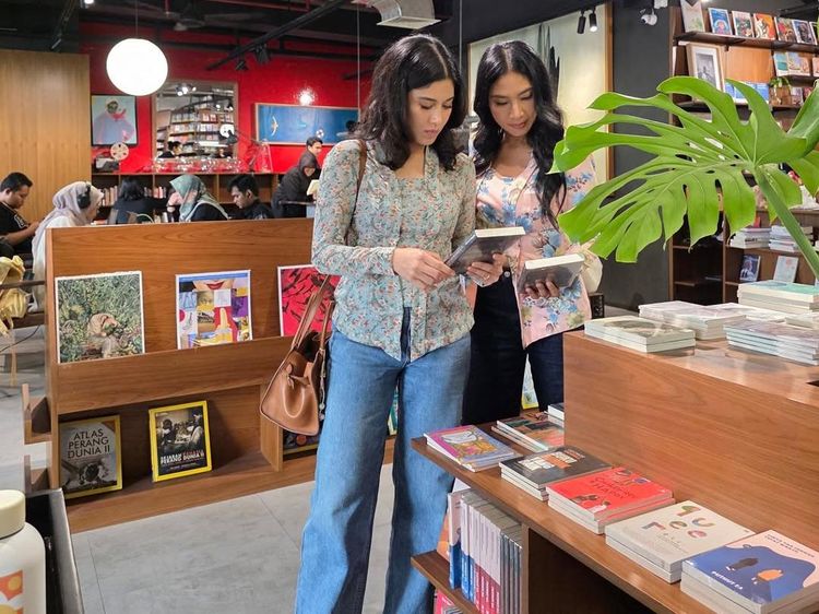 7 Gaya Dian Sastrowardoyo & Happy Salma Berkebaya di Toko Buku