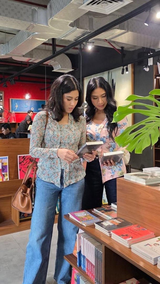 Bawahan pun hampir kembaran. Duo sahabat ini sama-sama memakai jeans berpotongan wide-leg tapi beda warna. (Foto: Instagram/@therealdisastr)
