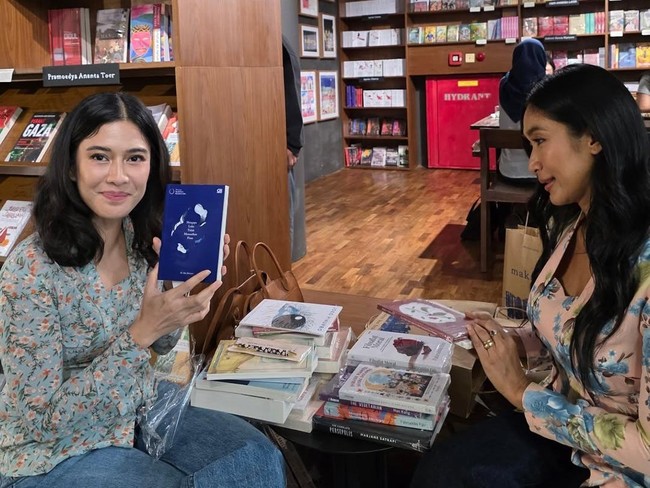 Atasan berupa kebaya kutubaru menjadi andalan mereka. Kebaya tersebut juga sama-sama bermotif floral dalam palet berwarna lembut. (Foto: Instagram/@therealdisastr)