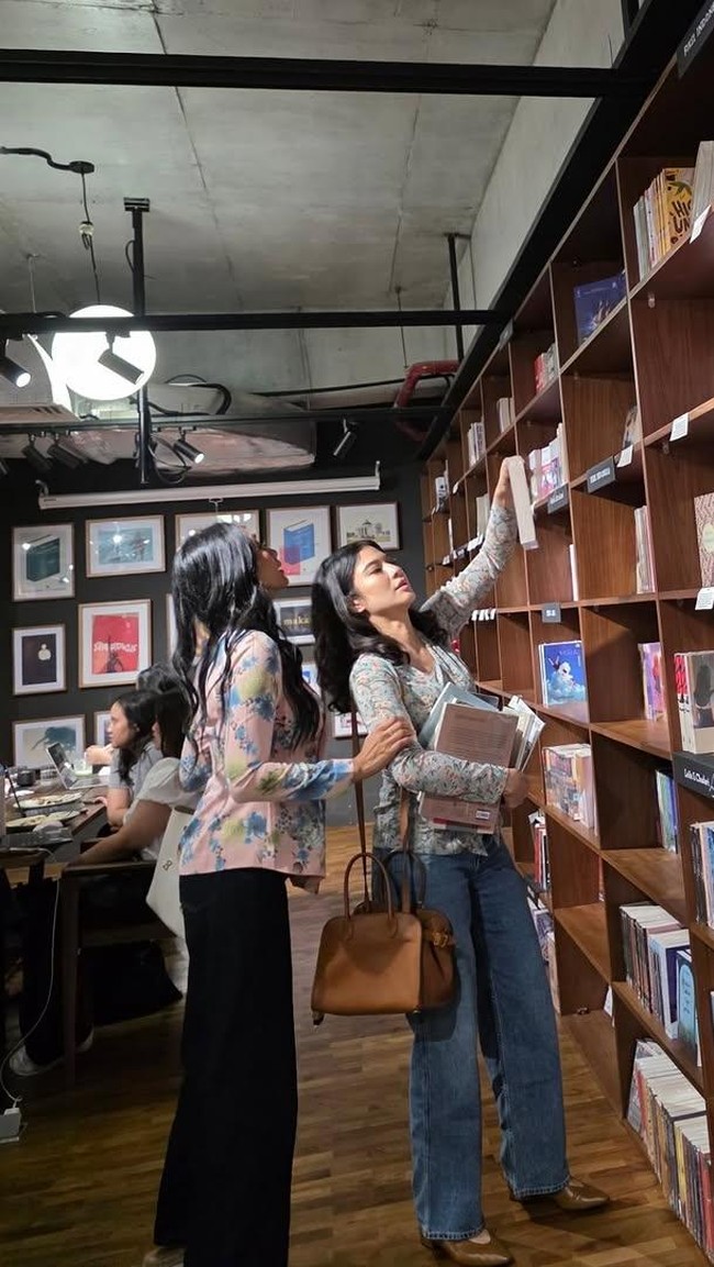 Sama-sama berprofesi sebagai seniman peran, Dian Sastrowardoyo dan Happy Salma juga berteman baik di balik layar. Baru-baru ini, mereka menikmati quality time di kawasan Matraman, Jakarta Timur. (Foto: Instagram)