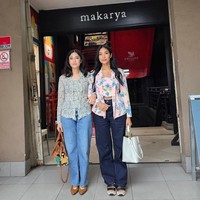 Tas Dian serasi dengan alas kakinya yang berbentuk flat shoes. Adapun Happy memilih sepatu sandal wedges. (Foto: Instagram/@therealdisastr)