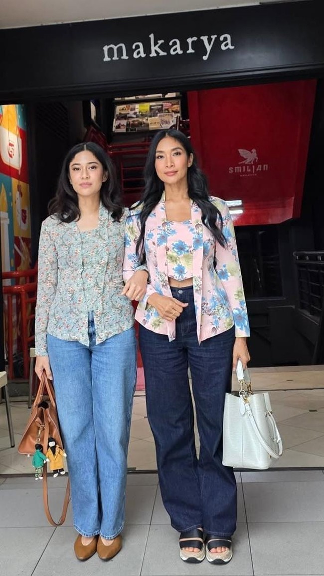 Tas Dian serasi dengan alas kakinya yang berbentuk flat shoes. Adapun Happy memilih sepatu sandal wedges. (Foto: Instagram/@therealdisastr)