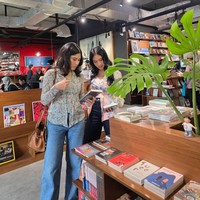 Momen tersebut sempat diunggah Dian Sastrowardoyo di Instgram. Tampak kekompakan mereka perlihatkan lewat gaya busana. (Foto: Instagram/@therealdisastr)