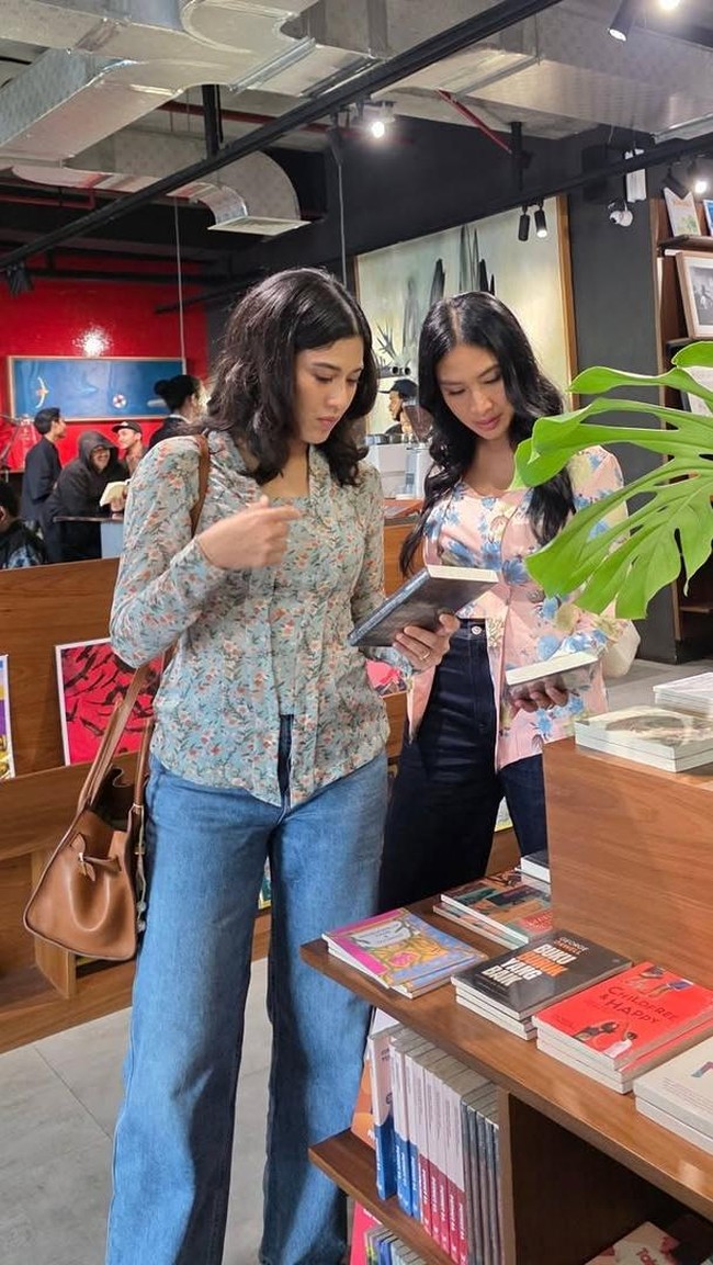 Momen tersebut sempat diunggah Dian Sastrowardoyo di Instgram. Tampak kekompakan mereka perlihatkan lewat gaya busana. (Foto: Instagram/@therealdisastr)