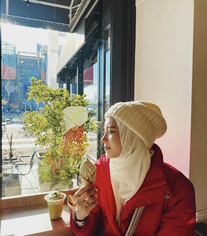 Inara Rusli Rayakan Ulang Tahun ke-32, Dapat Banyak Kue dan Hadiah