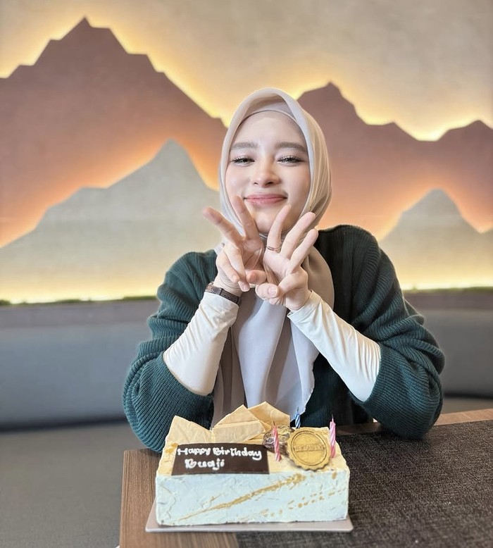 Inara Rusli Rayakan Ulang Tahun ke-32, Dapat Banyak Kue dan Hadiah