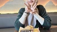 Ada banyak kue ulang tahun yang diterimanya dari sahabat sampai kolega yang turut merayakan pergantian usianya ini. Foto: Instagram @mommy_Starla
