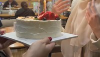Begini keseruan Inara saat tiup lilin di sebuah restoran, ketika teman-temannya datang memberikan kejutan kue ulang tahun. Foto: Instagram @mommy_Starla