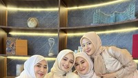 Bersama teman-temannya, Inara kembali mendapatkan kue ulang tahun cantik dengan warna merah dan putih. Foto: Instagram @mommy_Starla