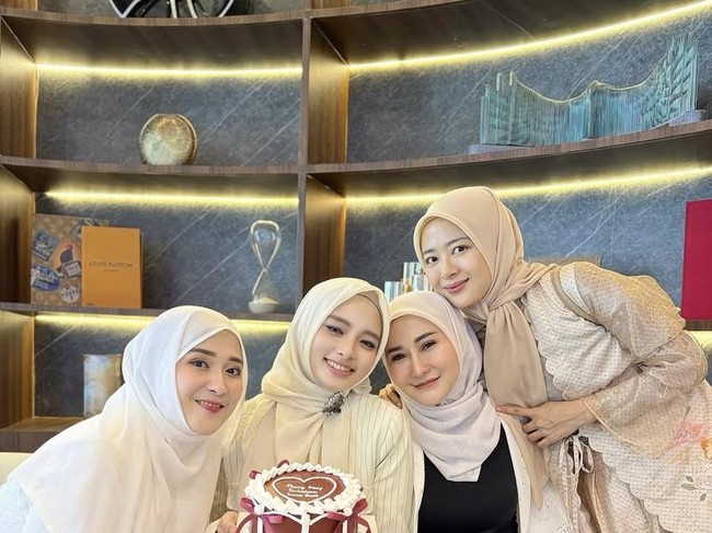 Inara Rusli Rayakan Ulang Tahun ke-32, Dapat Banyak Kue dan Hadiah