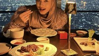 Kalau ini momen Inara, makan hidangan Jepang di restoran mewah dengan pemandangan kota Jakarta yang Indah. Foto: Instagram @mommy_Starla