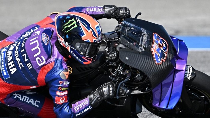 Prima Pramac Yamahas Australian rider Jack Miller powers his bike during the second day of the 2025 Thailand MotoGP pre-season test at the Buriram International Circuit in Buriram on February 13, 2025. (Photo by MANAN VATSYAYANA / AFP)