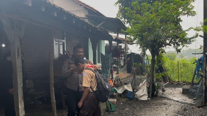 Jajaran Polsek Tlogowungu mendatangi rumah remaja dan adiknya yang viral karena mencuri pisang di Pati, Sabtu (22/2/2025).