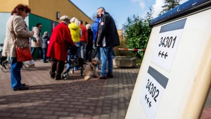Voters queue outside two polling stations for the German federal elections  in Halle/Saale, eastern Germany, on 23 February 2025. Germans began voting on February 23, 2025 in a pivotal election, with the conservatives the strong favourites after a campaign rocked by a far-right surge. (Photo by JENS SCHLUETER / AFP)