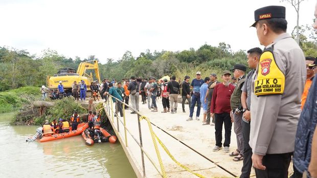 Kapolda memimpin evakuasi korban. (Foto: Dok Humas Polda Riau)