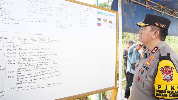 Kapolda memimpin evakuasi korban. (Foto: Dok Humas Polda Riau)