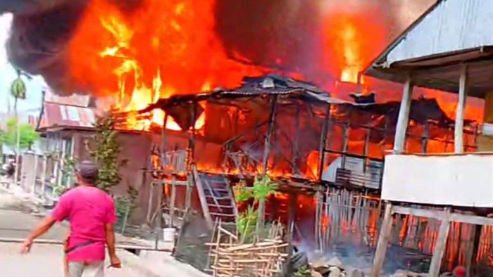 Kebakaran melanda permukiman warga di Polman, Sulbar.