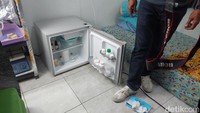 Selain itu, ada satu lemari es yang digunakan untuk menyimpan cairan yang berisikan zat kimia yang digunakan untuk ganja yang ditanam.