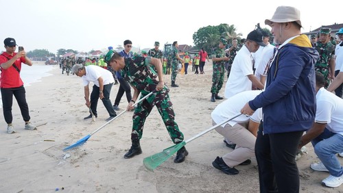 Kegiatan bersih sampah dalam rangka HPSN di Pantai Kedonganan, Bali, Minggu (23/2/2025). (Foto: Dok. Kodam IX/Udayana)
