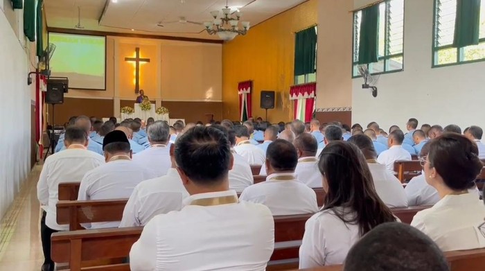 Kepala daerah peserta retret di Akmil Magelang pada hari ketiga melakukan ibadah salah satunya di gereja, Minggu (23/2/2025) pagi.
