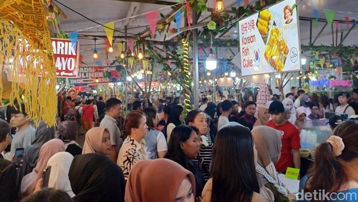 Keramaian warga menikmati ragam kuliner di Transmart Palembang.