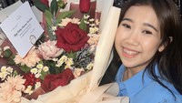 Bukti romantisnya Khairi untuk Kiky nih! Ia memberikan cake cokelat dan buket bunga dalam rangka hari jadi pernikahan. Foto: Instagram kikysaputrii