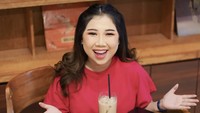 Tak hanya kopi, Kiky juga menawarkan aneka makanan enak di kedai kopi miliknya. Ada gorengan sampai nasi goreng. Foto: Instagram kikysaputrii