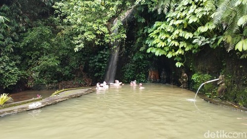 Kolam Air Panas Angseri di Tabanan, Bali.