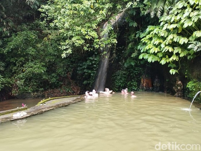 Kolam Air Panas Angseri di Tabanan, Bali.