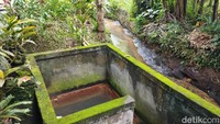 Selain itu, terdapat kolam kecil berukuran sekitar dua meter persegi yang digunakan untuk terapi kesehatan. Suhu di kolam pengobatan itu mencapai 40 derajat celsius. Harga karcis untuk berendam di kolam pengobatan sebesar Rp 30 ribu.