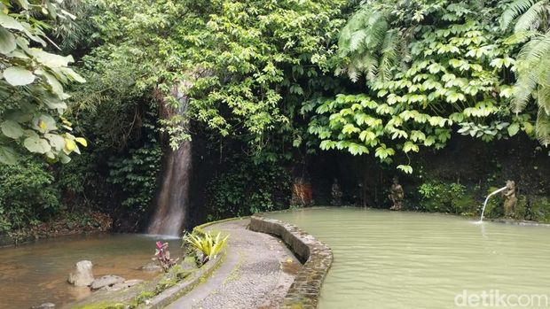 Kolam Air Panas Angseri di Tabanan, Bali.