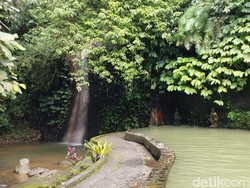 Air Panas Angseri memiliki tiga kolam utama. Kolam pertama diperuntukkan bagi pengunjung dewasa dengan kedalaman 1,5 meter. Adapun tiket masuk untuk wisatawan domestik dewasa Rp 10 ribu dan turis asing Rp 50 ribu.