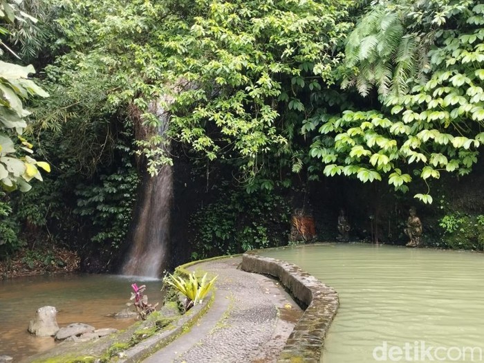 Kolam Air Panas Angseri di Tabanan, Bali.