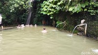Sejumlah wisatawan asing berendam di kolam air panas yang memiliki kedalaman sekitar 1,5 meter. Suhu air yang mencapai sekitar 25 derajat celsius menambah kenyamanan bagi pengunjung yang ingin merelaksasi tubuh mereka.