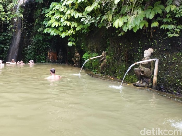 Kolam Air Panas Angseri di Tabanan, Bali.