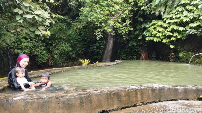 Kolam Air Panas Angseri di Tabanan, Bali.