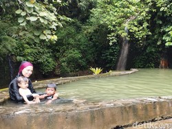 Dibandingkan dengan pemandian air panas lainnya di Bali, seperti di Kintamani dan Banjar, Air Panas Angseri memiliki keunikan tersendiri. Lingkungannya masih sangat alami dengan pepohonan hijau yang mengelilingi area kolam.