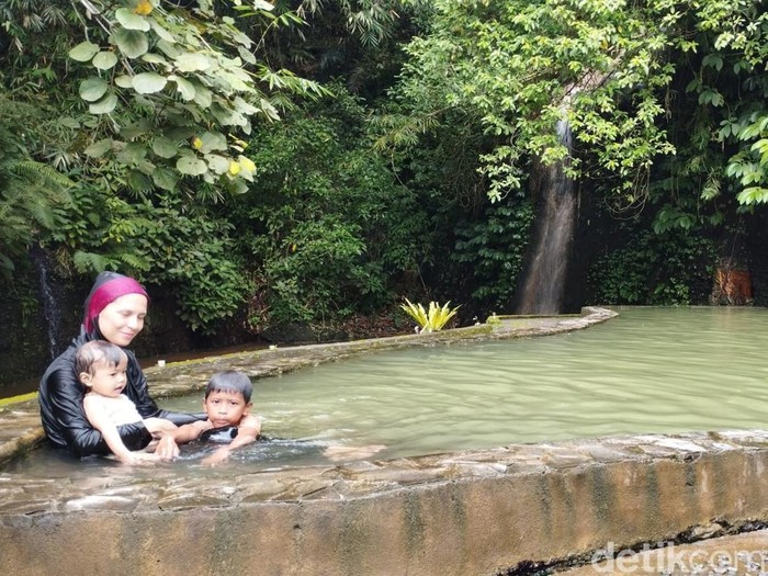 Kolam Air Panas Angseri di Tabanan, Bali.