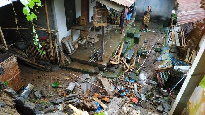 Kondisi halaman rumah warga yang dikotori puing-puing tembok yang hancur akibat saluran irigasi jebol di Desa Sinduwati, Sidemen, Karangasem, Bali, Minggu (23/2/2025). (Foto: Dok. BPBD Karangasem)